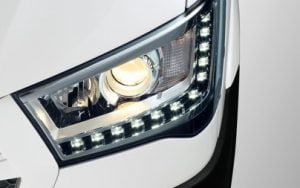 đèn pha projector kết hợp dãi đèn led chiếu sáng ban ngày