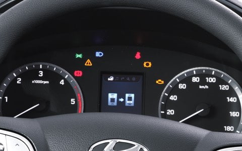 Cụm đồng hồ trung tâm hiển thị các thông số một cách rõ ràng sắc nét